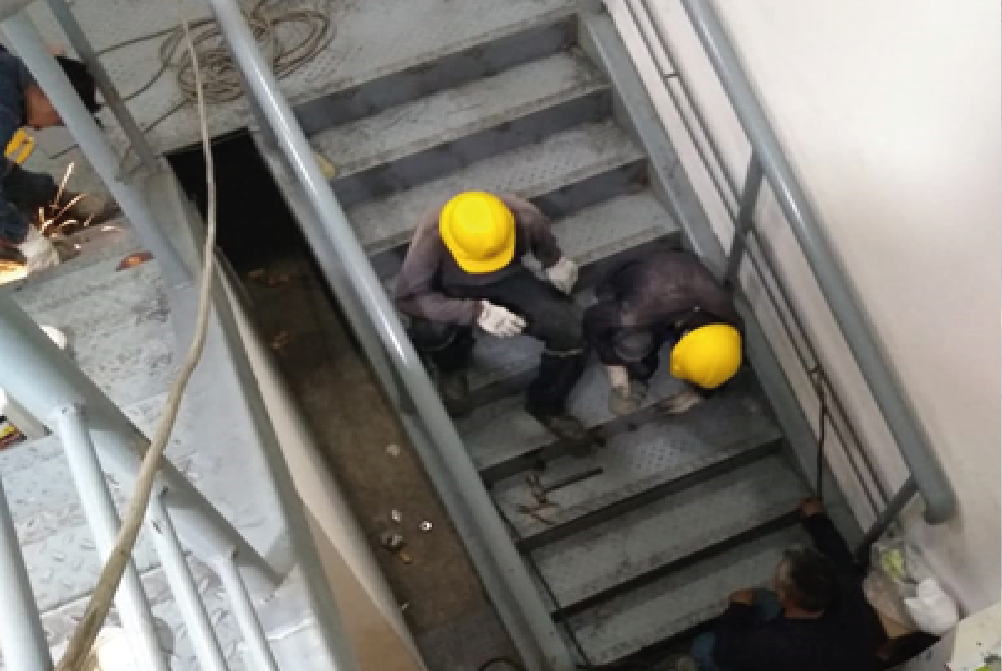 Instalación y mantenimiento de escaleras metálicas